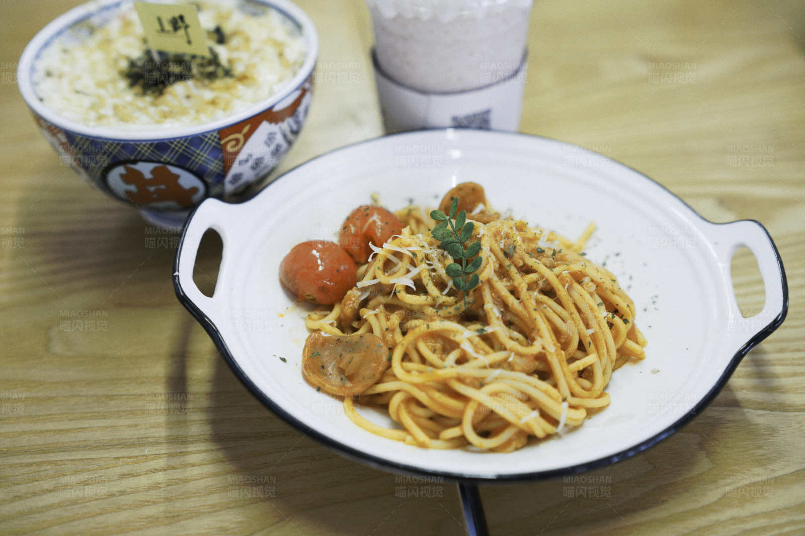 意面与米饭的美味组合图片