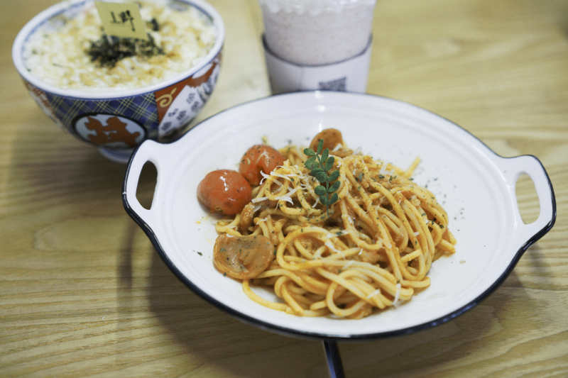 意面与米饭的美味组合图片