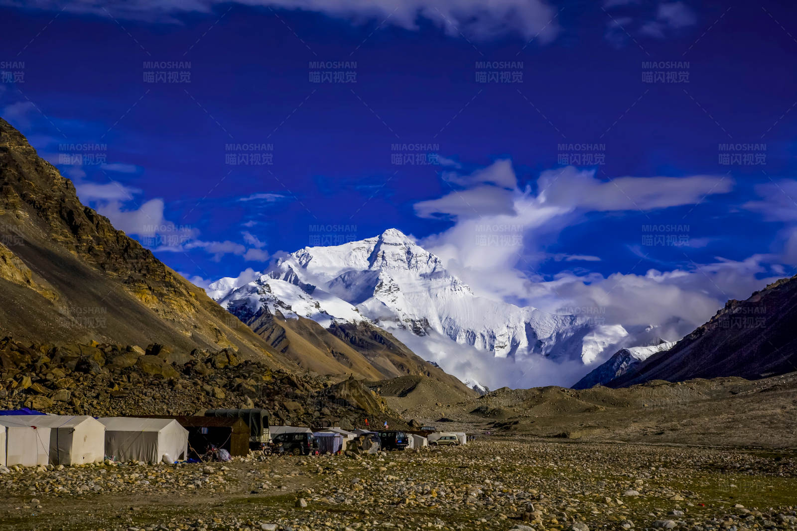 珠峰脚下的帐篷营地图片