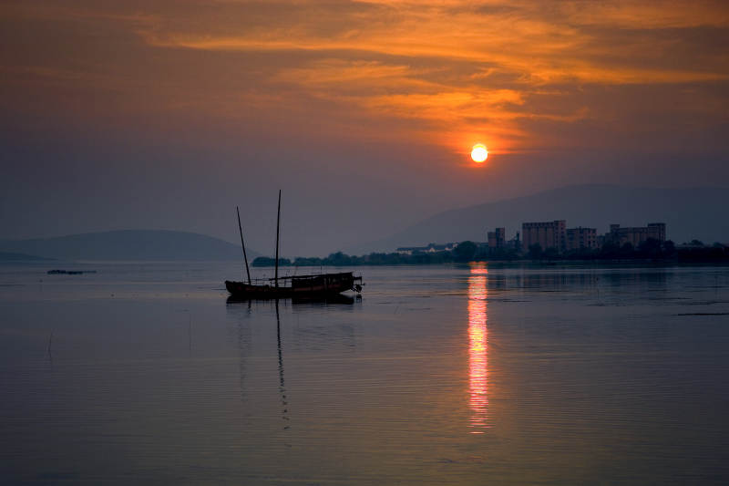 夕阳下的宁静湖面图片