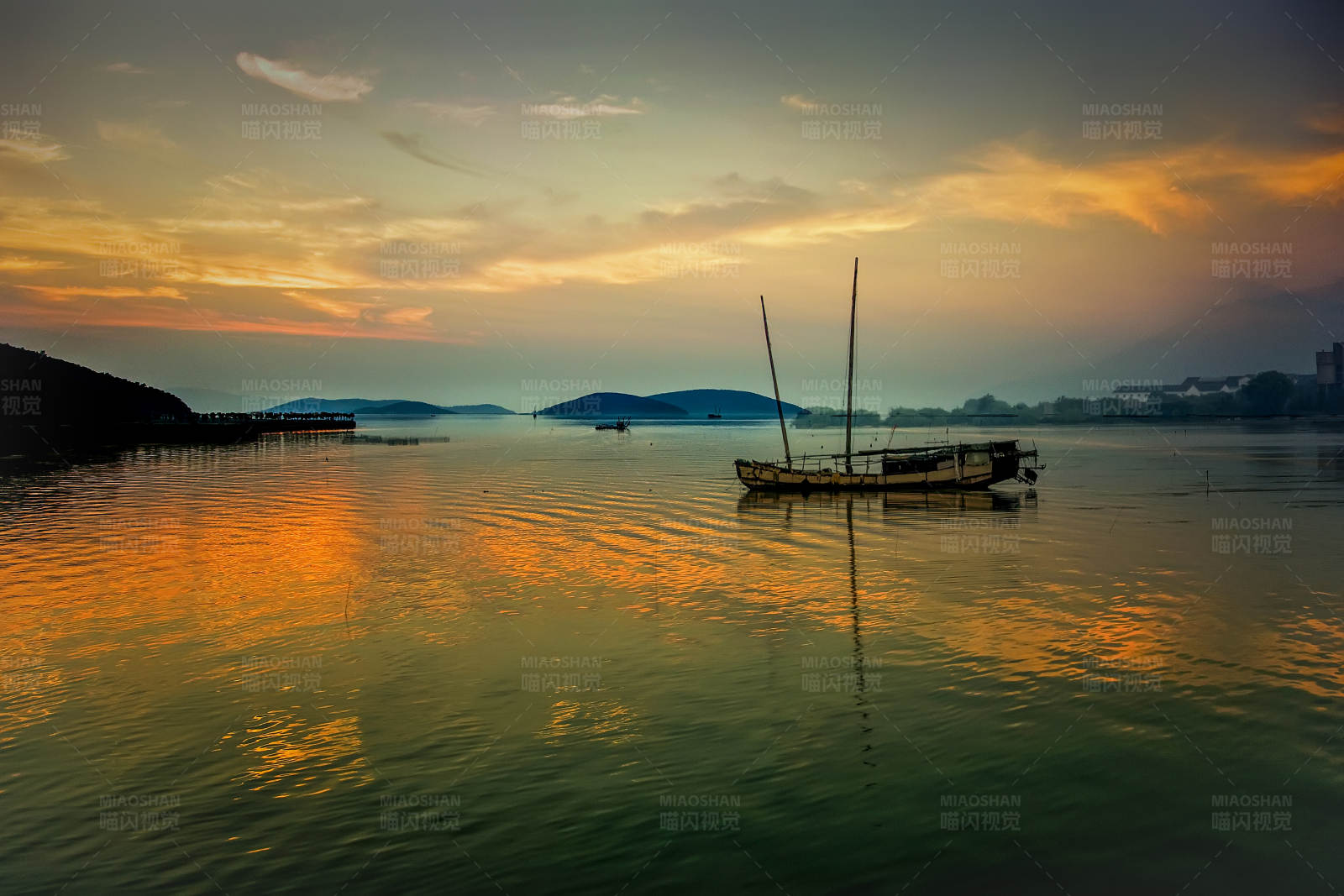 夕阳下的宁静湖面图片