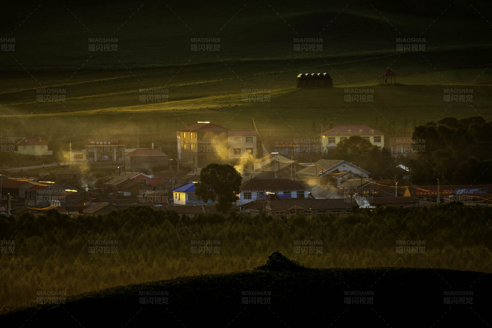 夜幕下的村庄图片