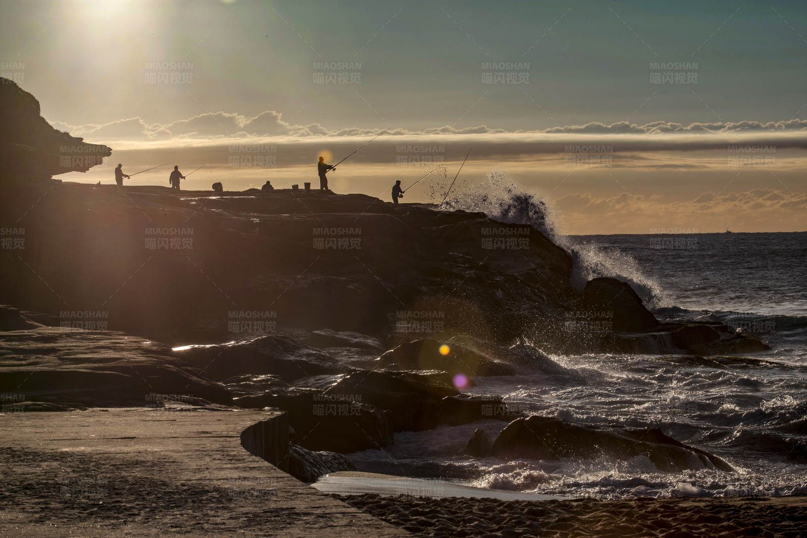 夕阳下的海边垂钓图片