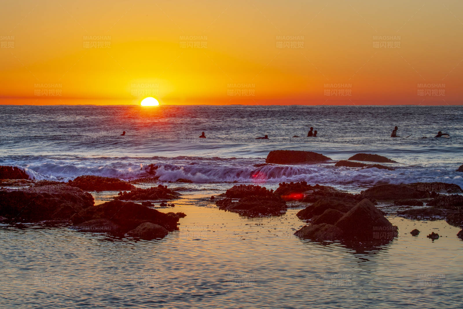 海上日落冲浪者图片