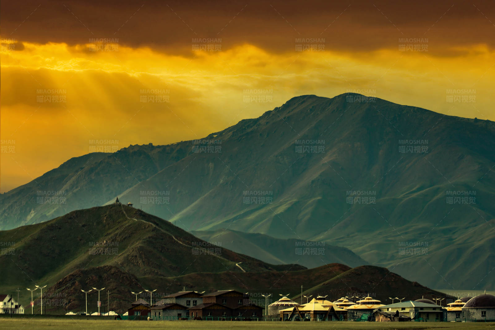 山峦叠嶂 夕阳余晖(独库公路一角)图片