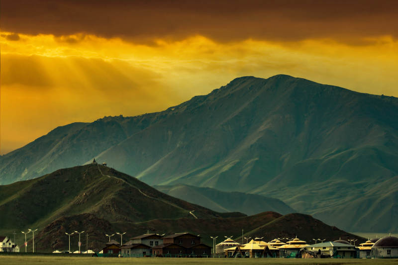 山峦叠嶂 夕阳余晖(独库公路一角)图片