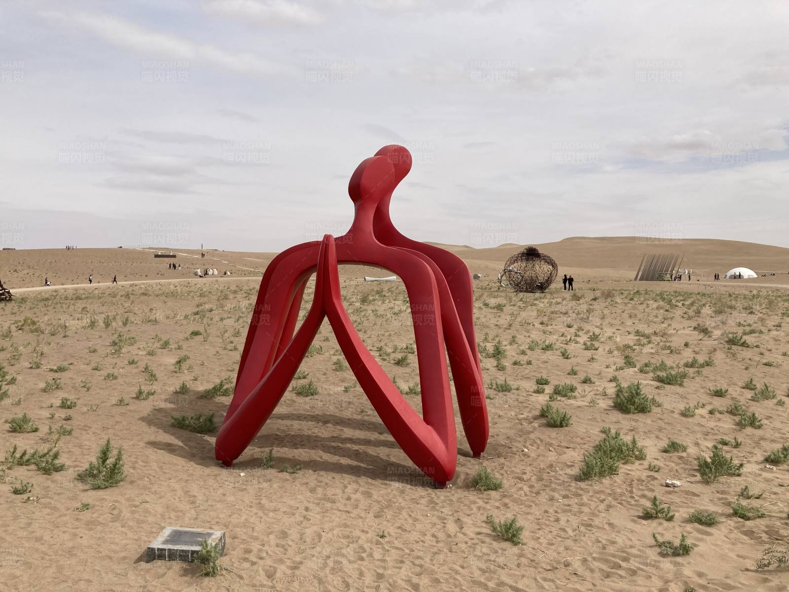 沙漠中的红色雕塑图片