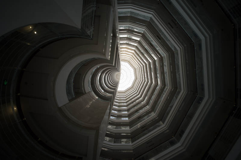 螺旋楼梯的光影交错图片