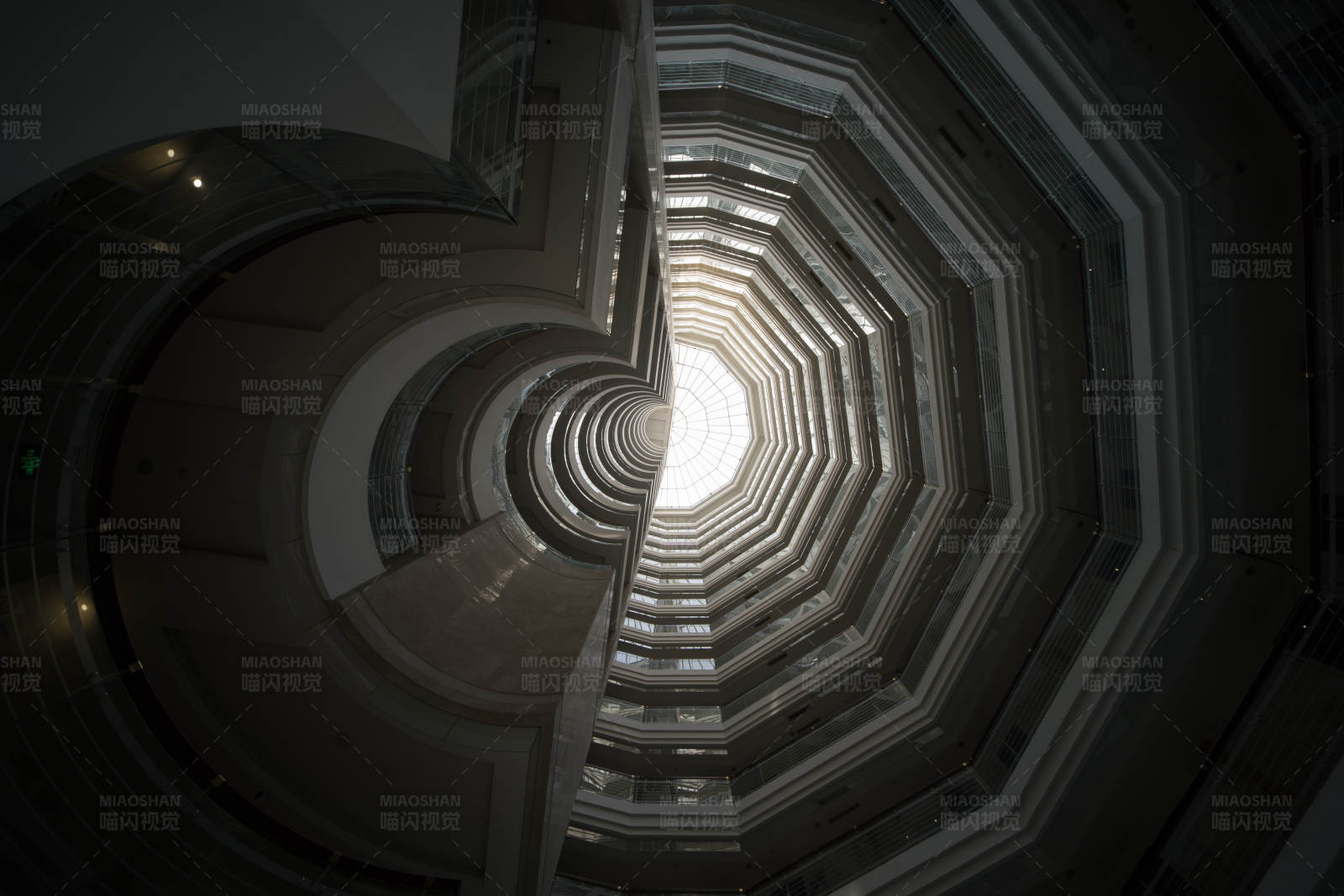 螺旋楼梯的光影交错图片