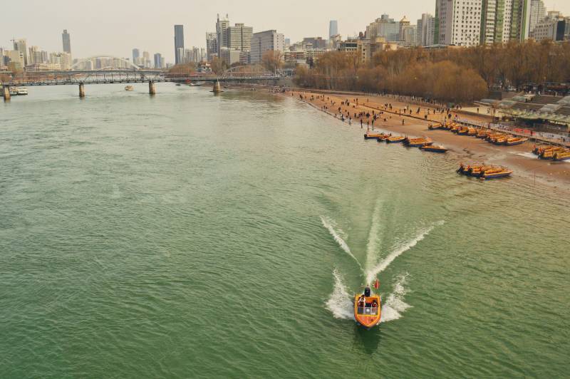 城市河上的快艇图片