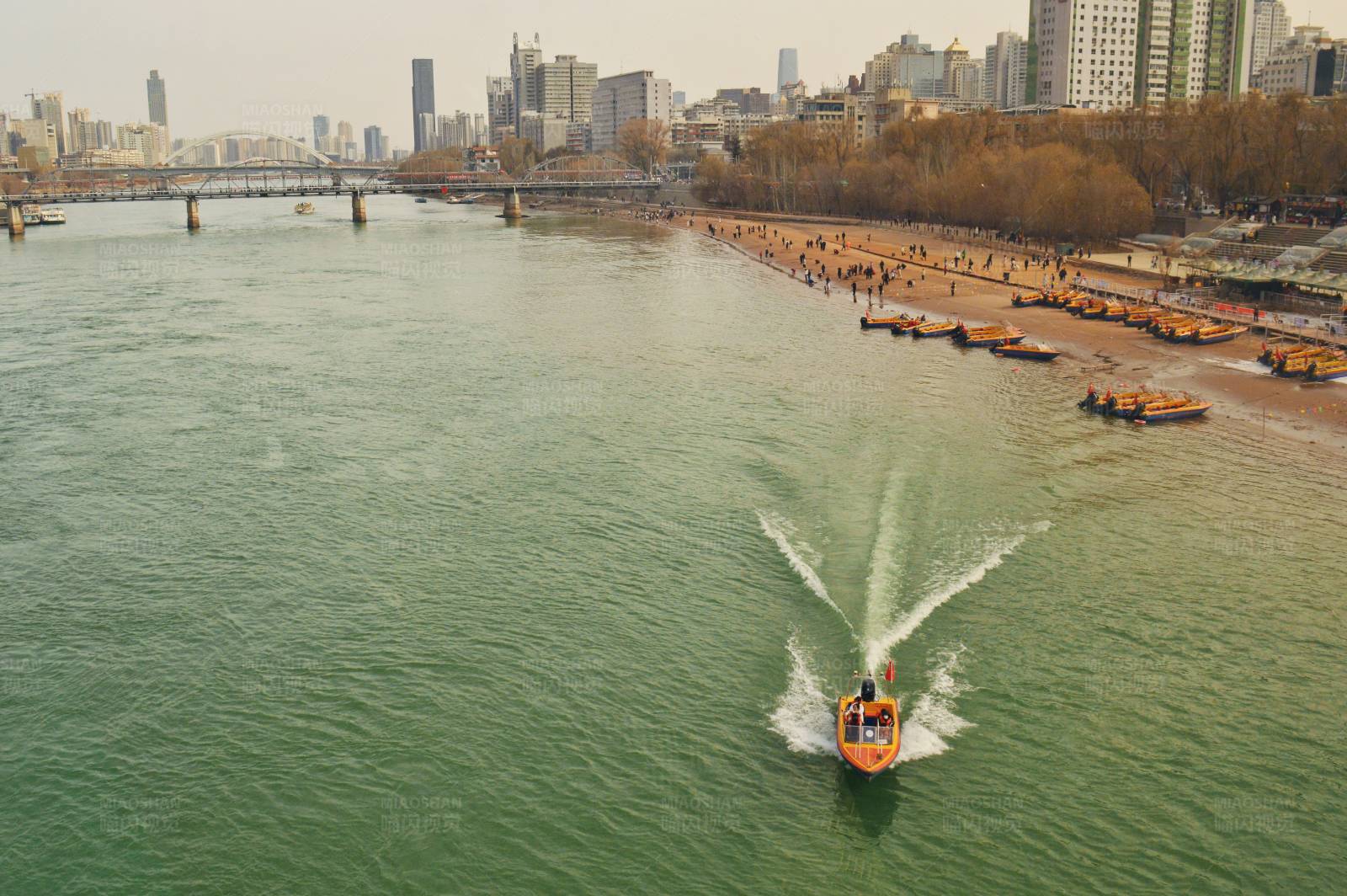 城市河上的快艇图片