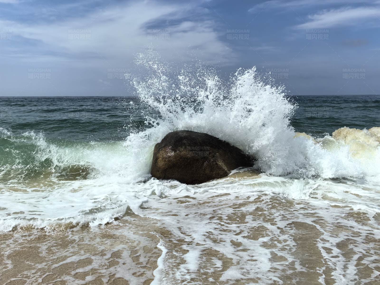海浪冲击岩石图片