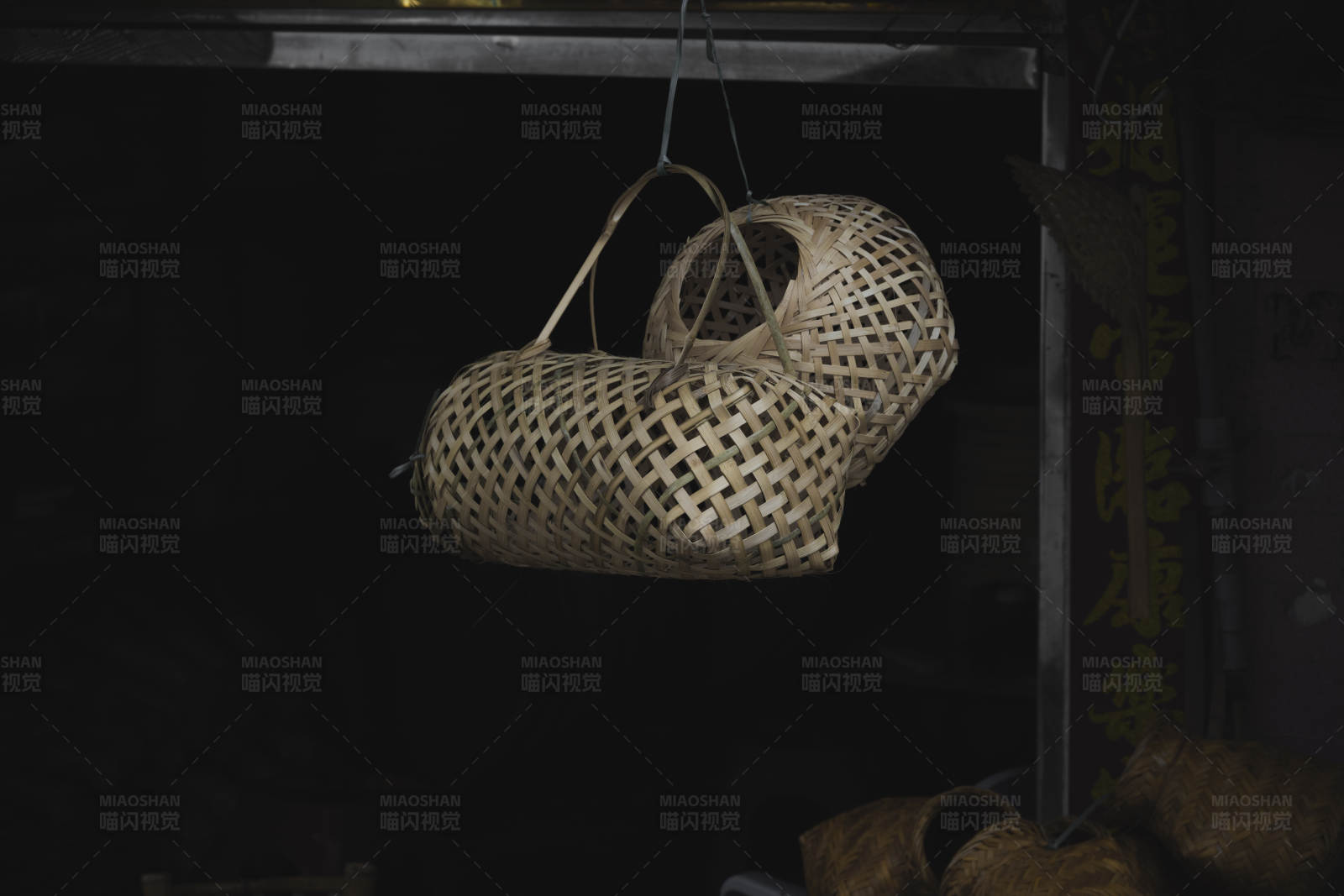 悬挂的竹篮图片