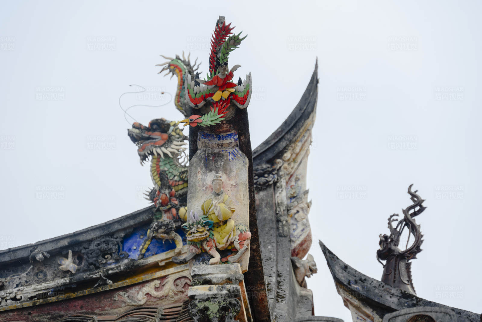 庙宇屋脊上的龙雕装饰图片