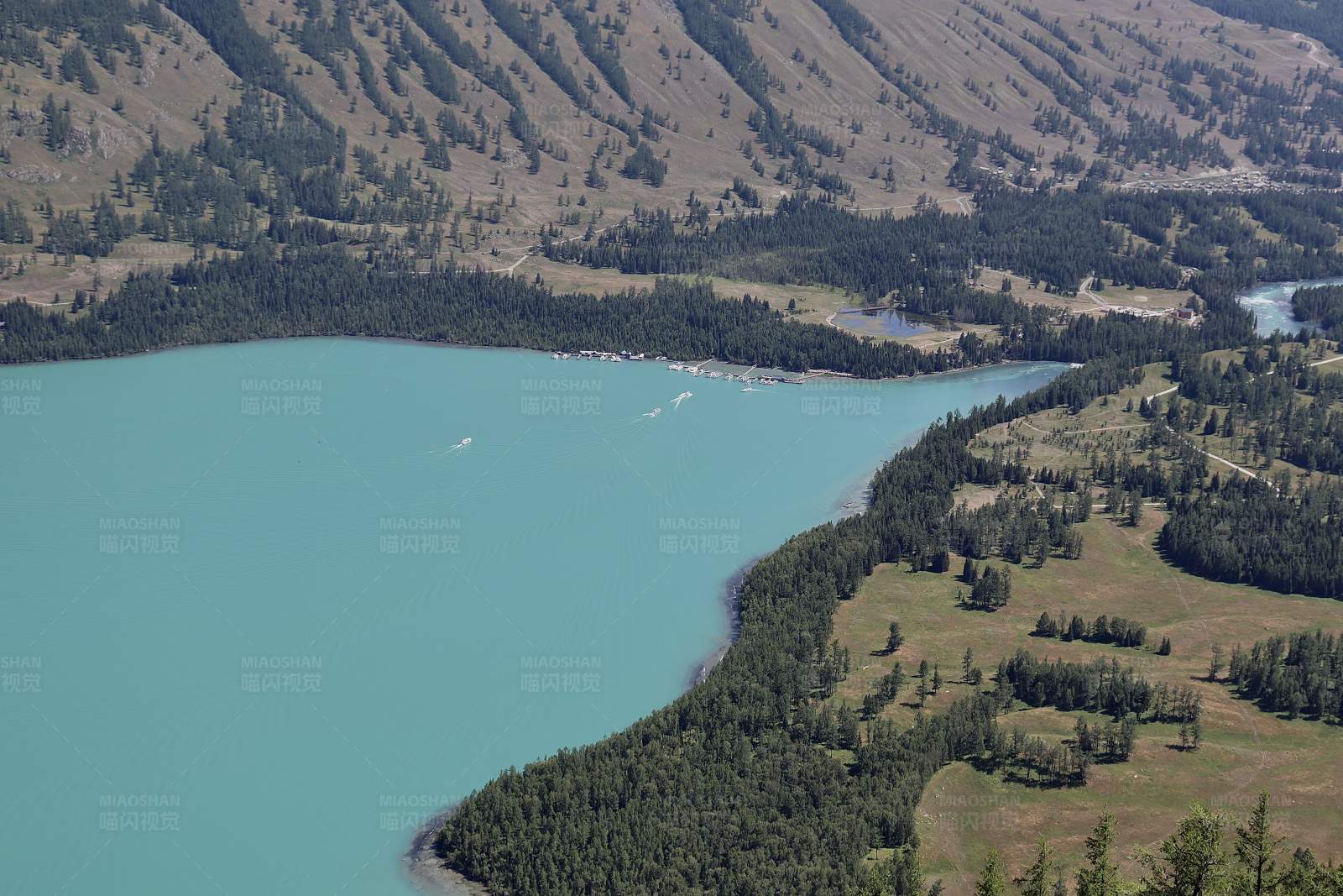 碧蓝湖泊与山川图片