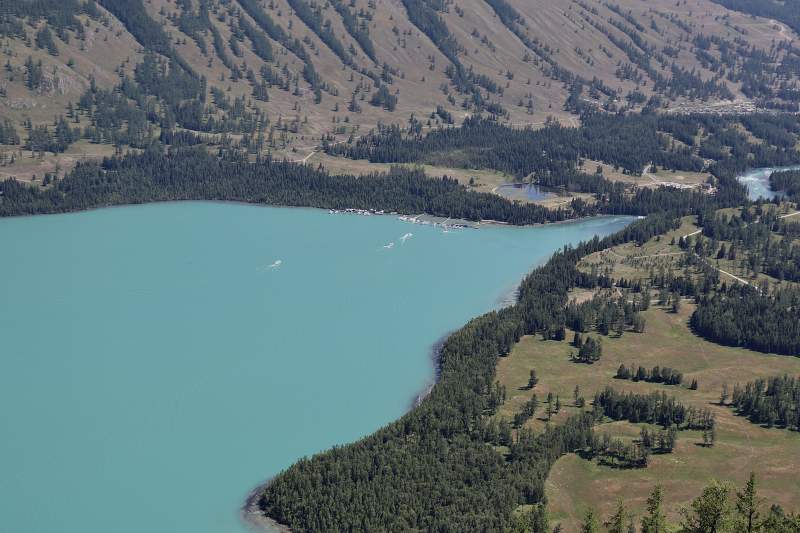 碧蓝湖泊与山川图片