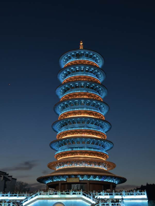 夜色中的华丽塔楼图片