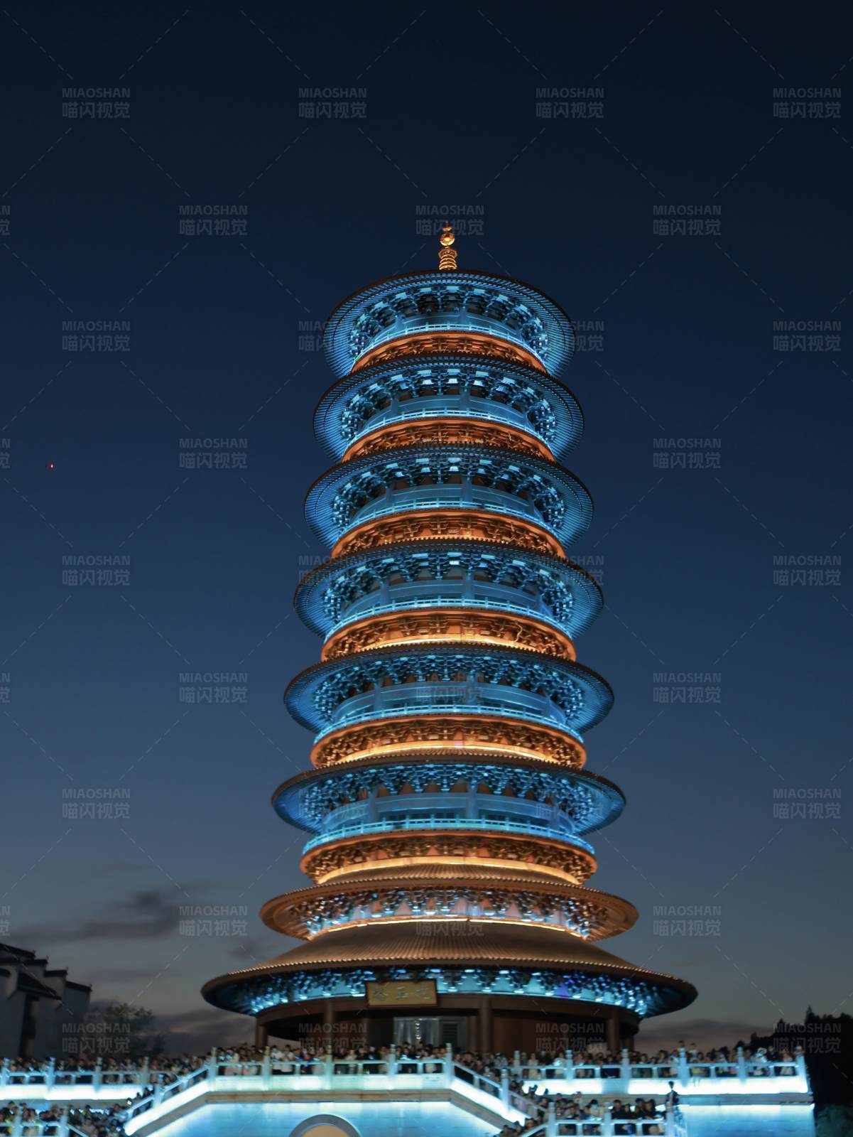 夜色中的华丽塔楼图片