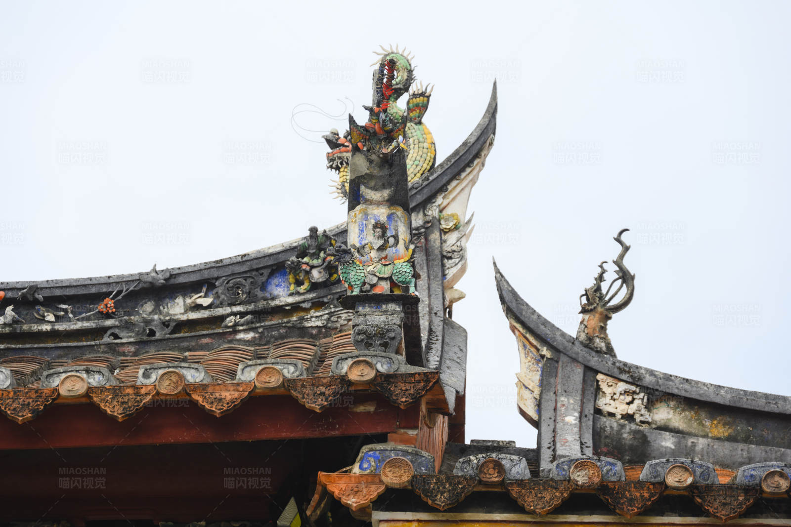 古寺屋檐上的龙雕装饰图片