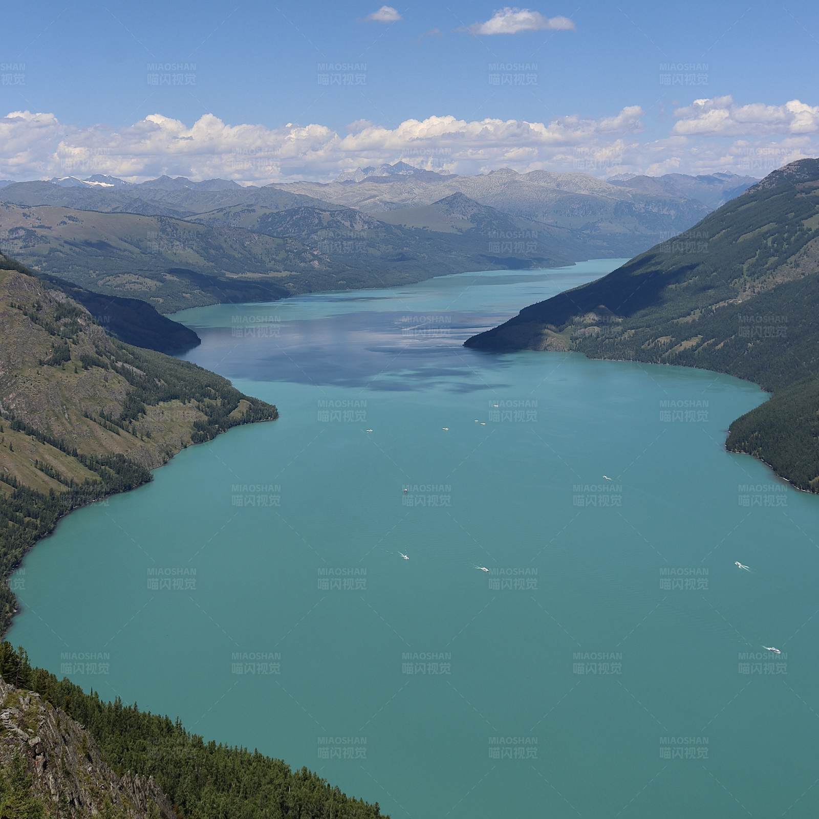 碧蓝湖泊与山脉图片