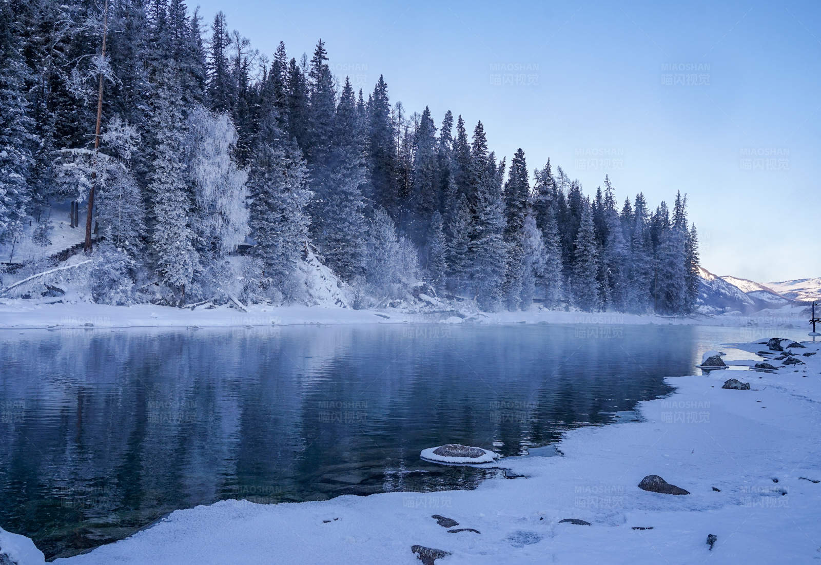 喀纳斯冬日湖光山色图片
