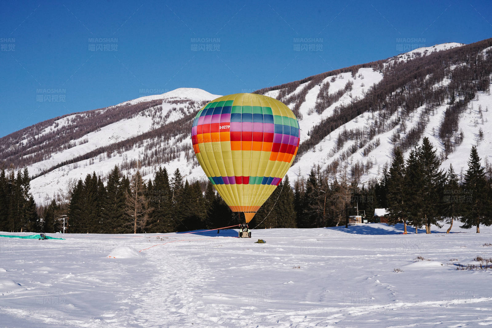 喀纳斯雪地上的热气球图片