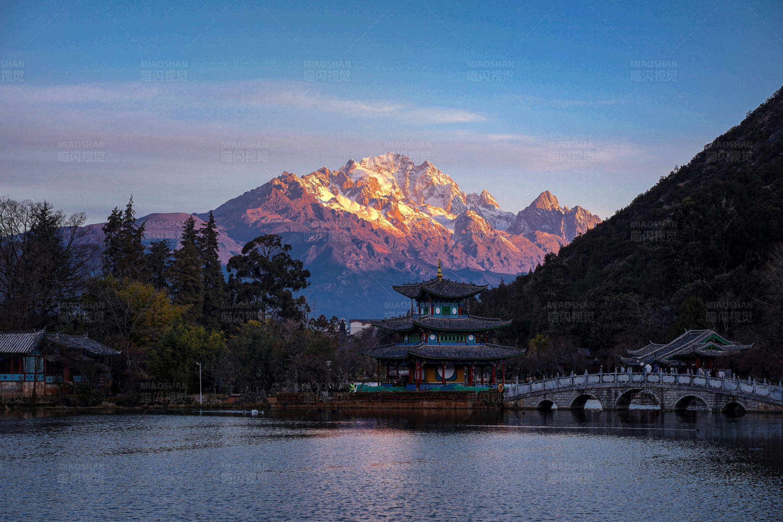 黑龙潭公园雪山映湖光图片