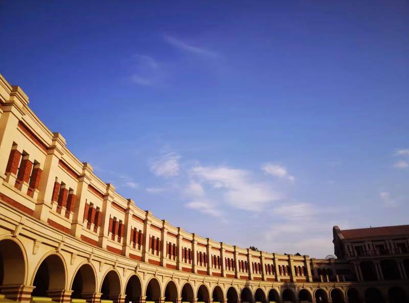 天津历史建筑与蓝天图片