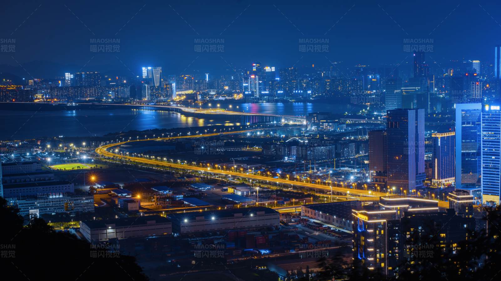 夜幕下的城市灯火辉煌图片