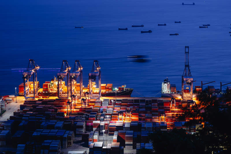 深圳夜幕下的繁忙港口图片