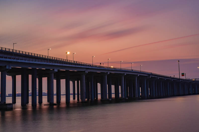 夕阳下的海上大桥图片