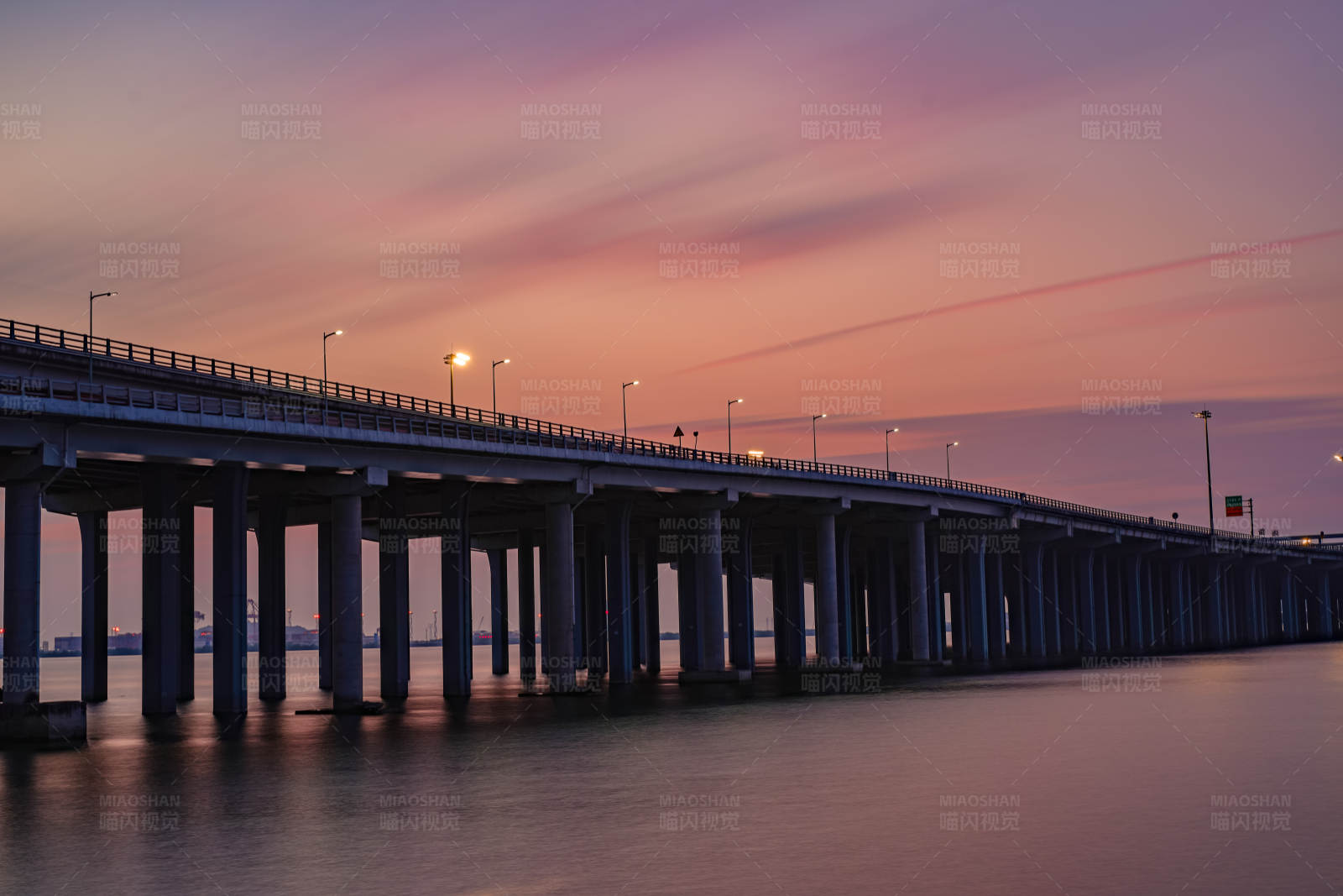 夕阳下的海上大桥图片