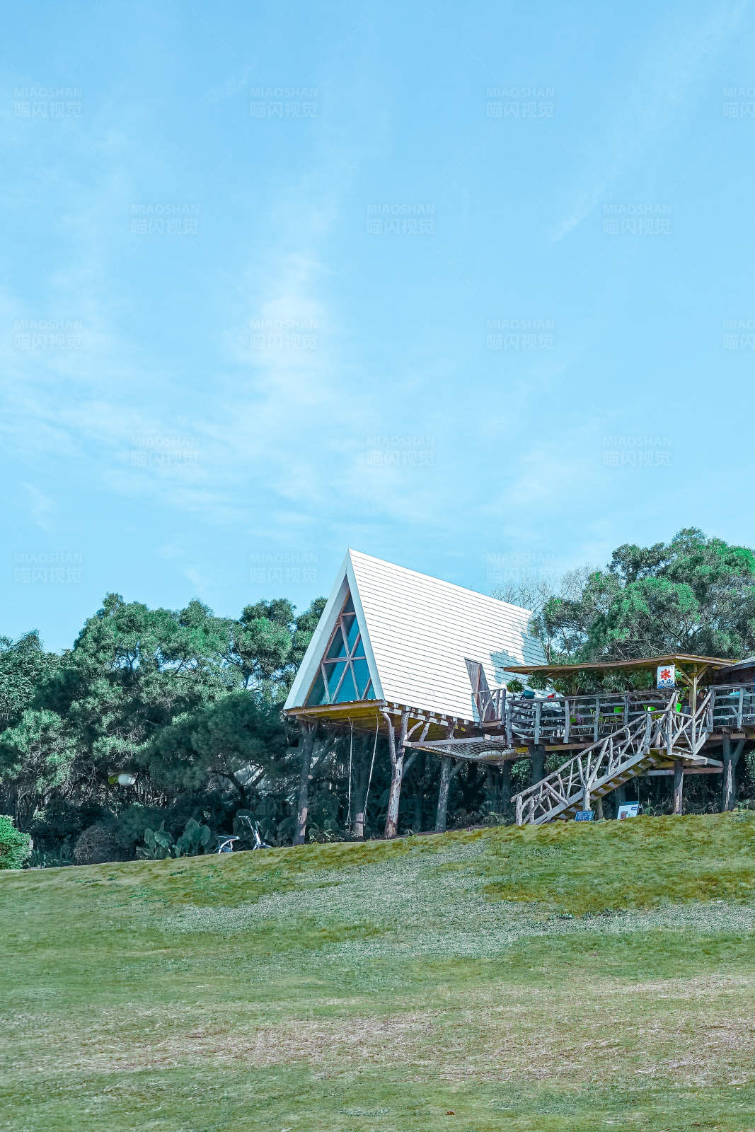 山丘上的白色小屋图片