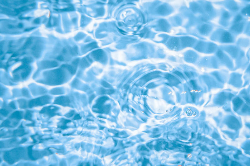 水波纹与阳光反射图片