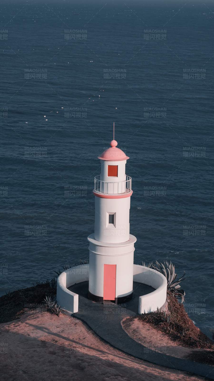 漳州火山岛粉色灯塔图片