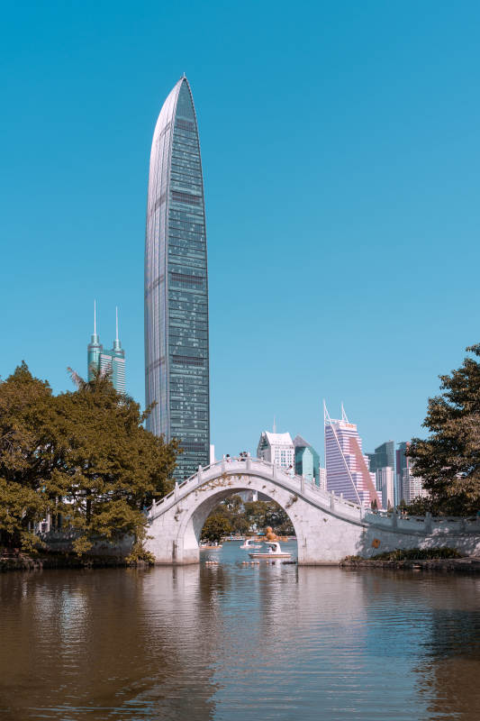 城市湖畔的现代摩天大楼图片