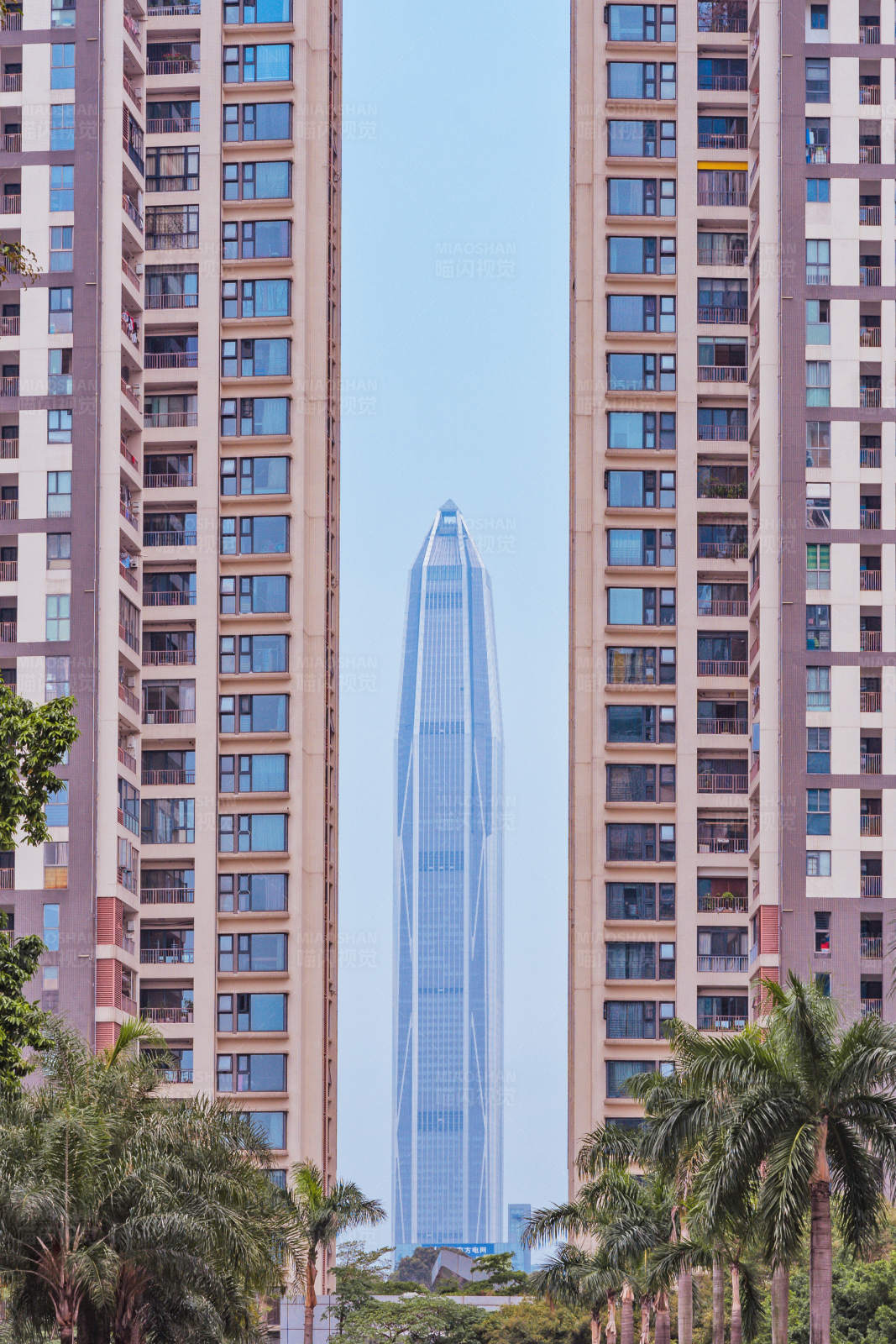 城市高楼间的摩天大楼图片