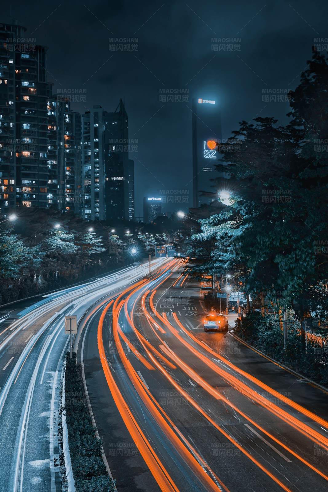 夜色中的城市车流图片