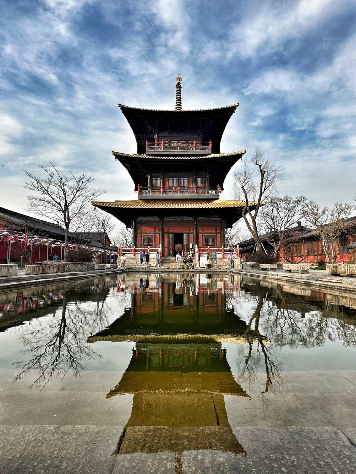 古塔倒影图片