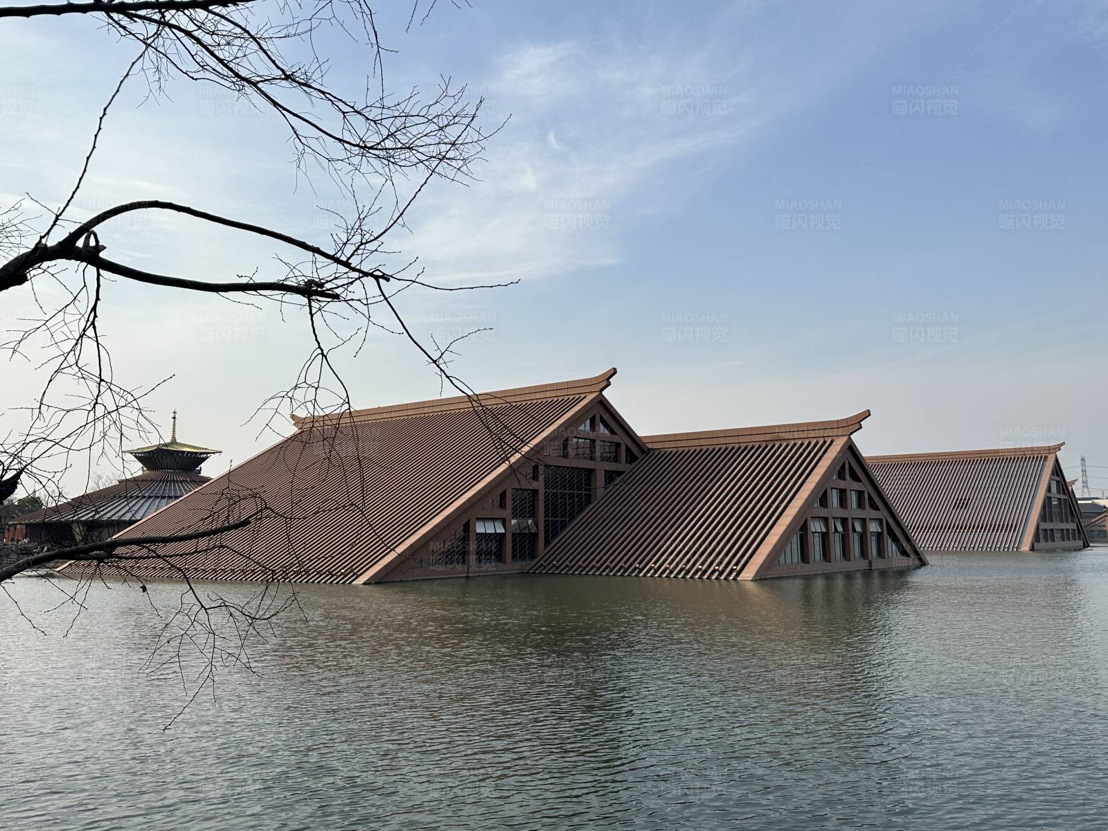 水中倾斜的现代建筑图片