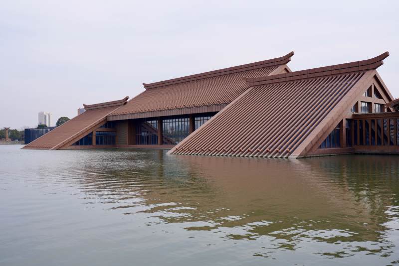 水中倾斜的屋顶建筑-广富林图片