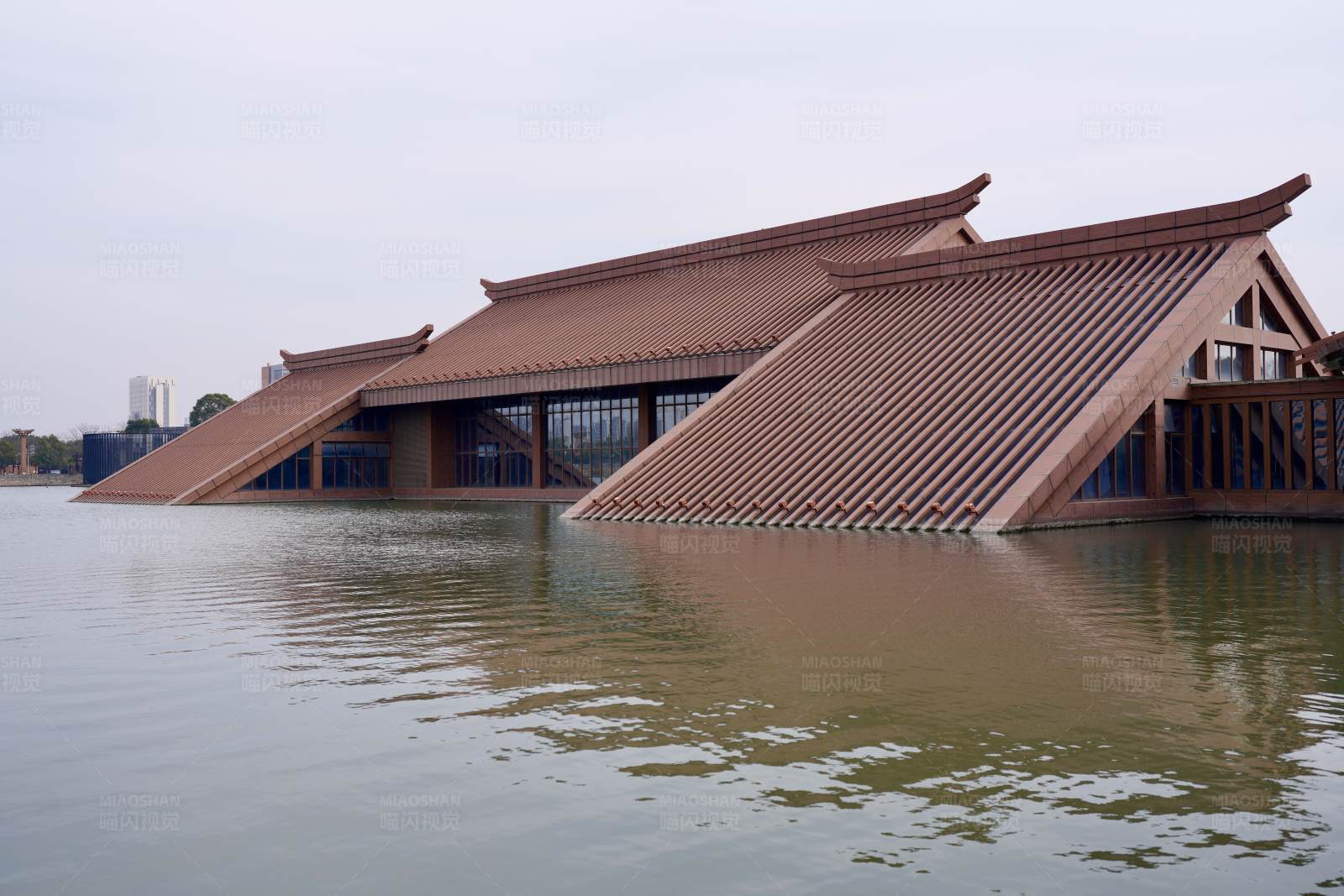 水中倾斜的屋顶建筑-广富林图片