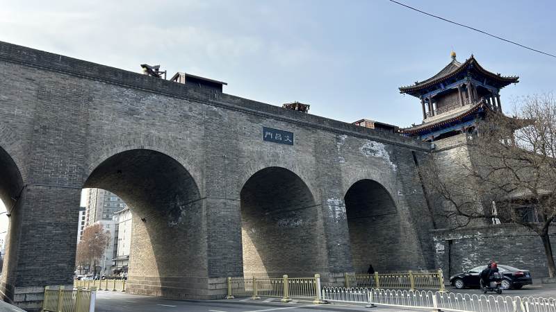 古城墙与现代交通图片