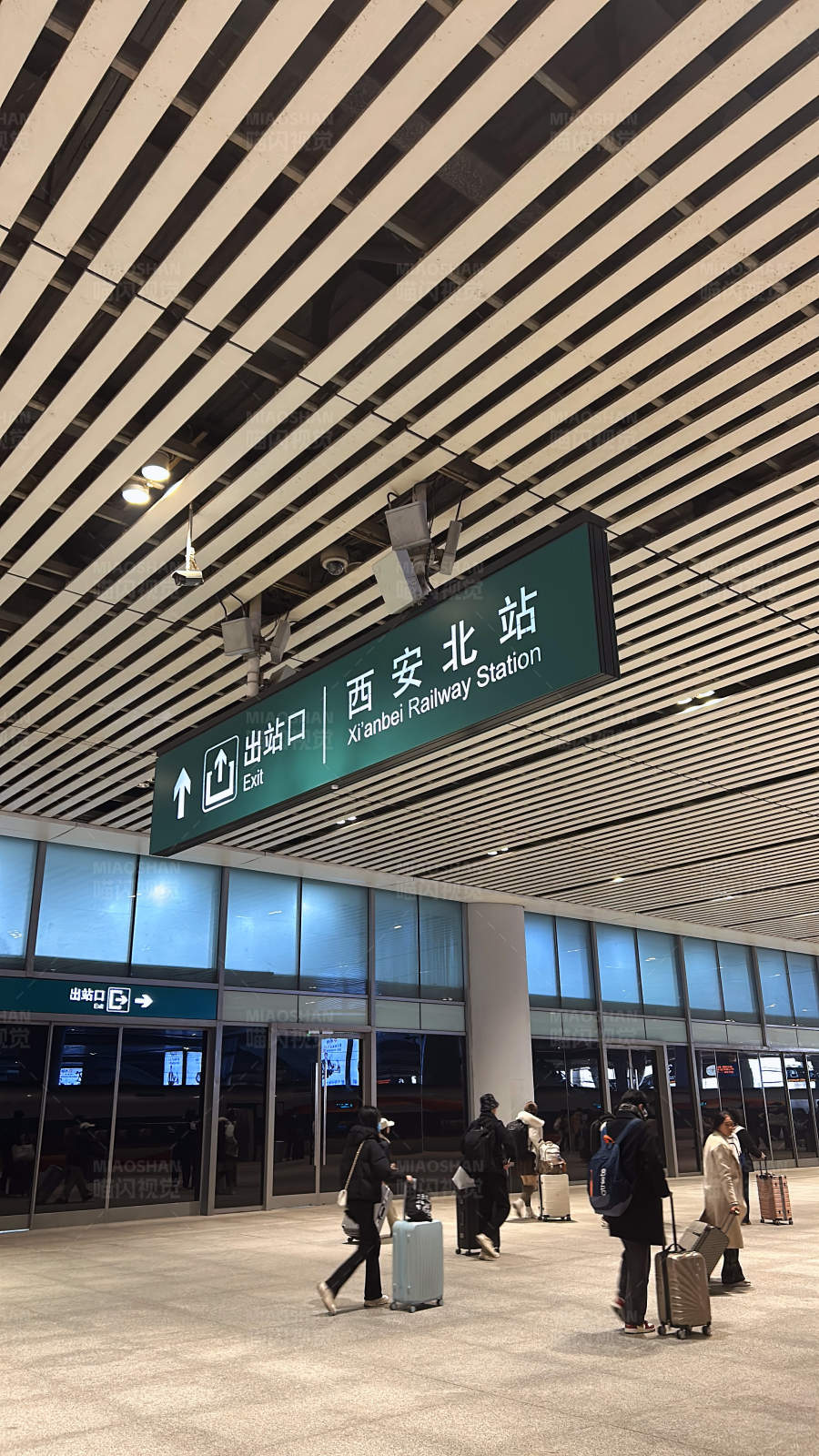 西安北站出口指示牌图片