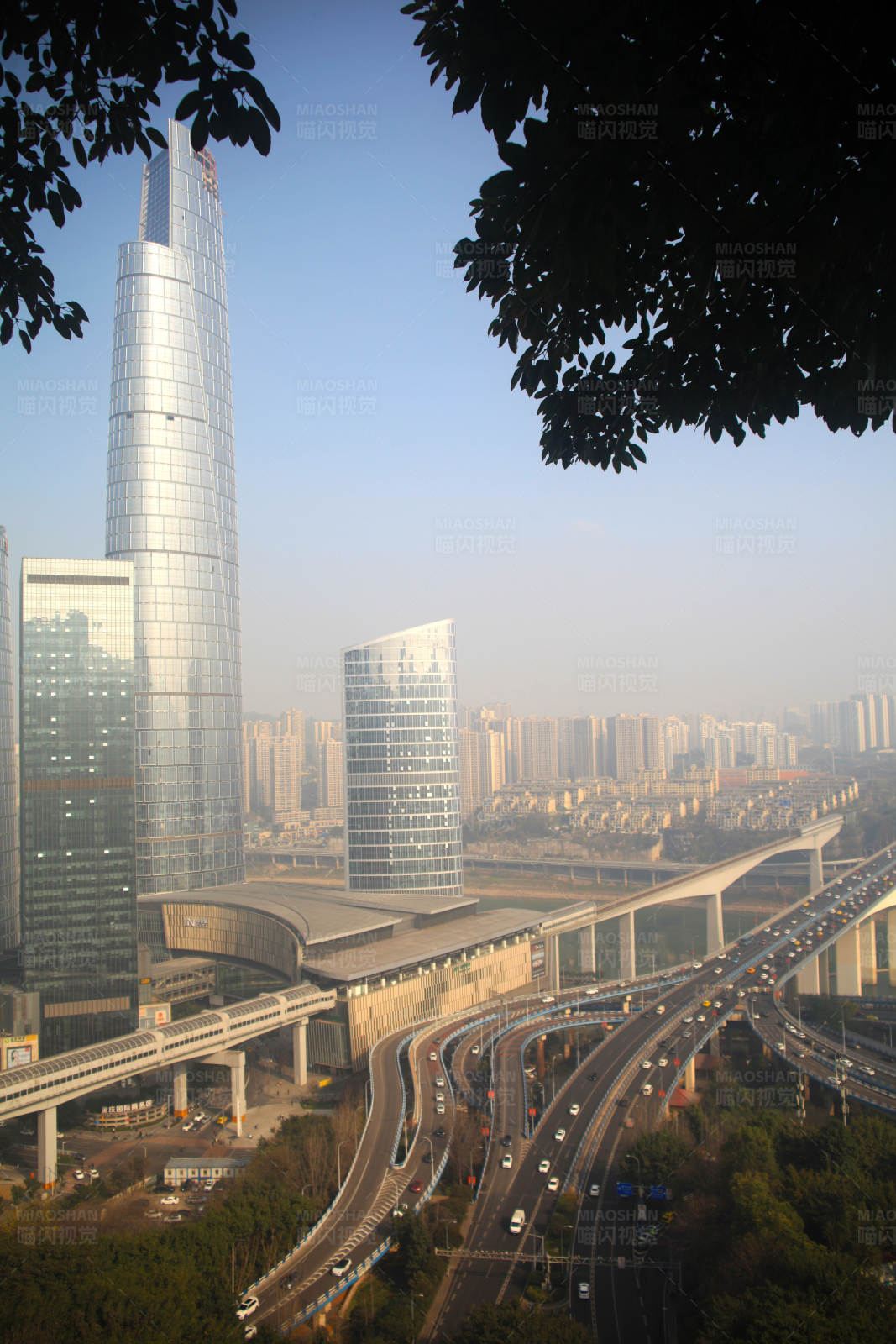 城市天际线与繁忙交通图片