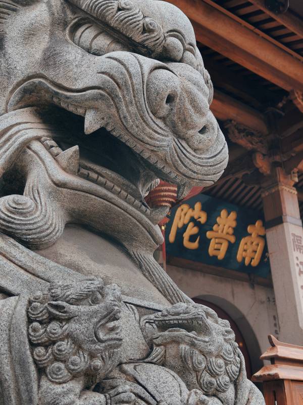 石狮守卫 古寺庄严图片