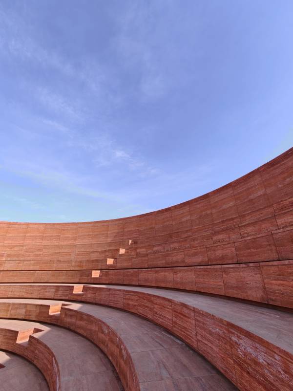 现代建筑与天空的对话图片