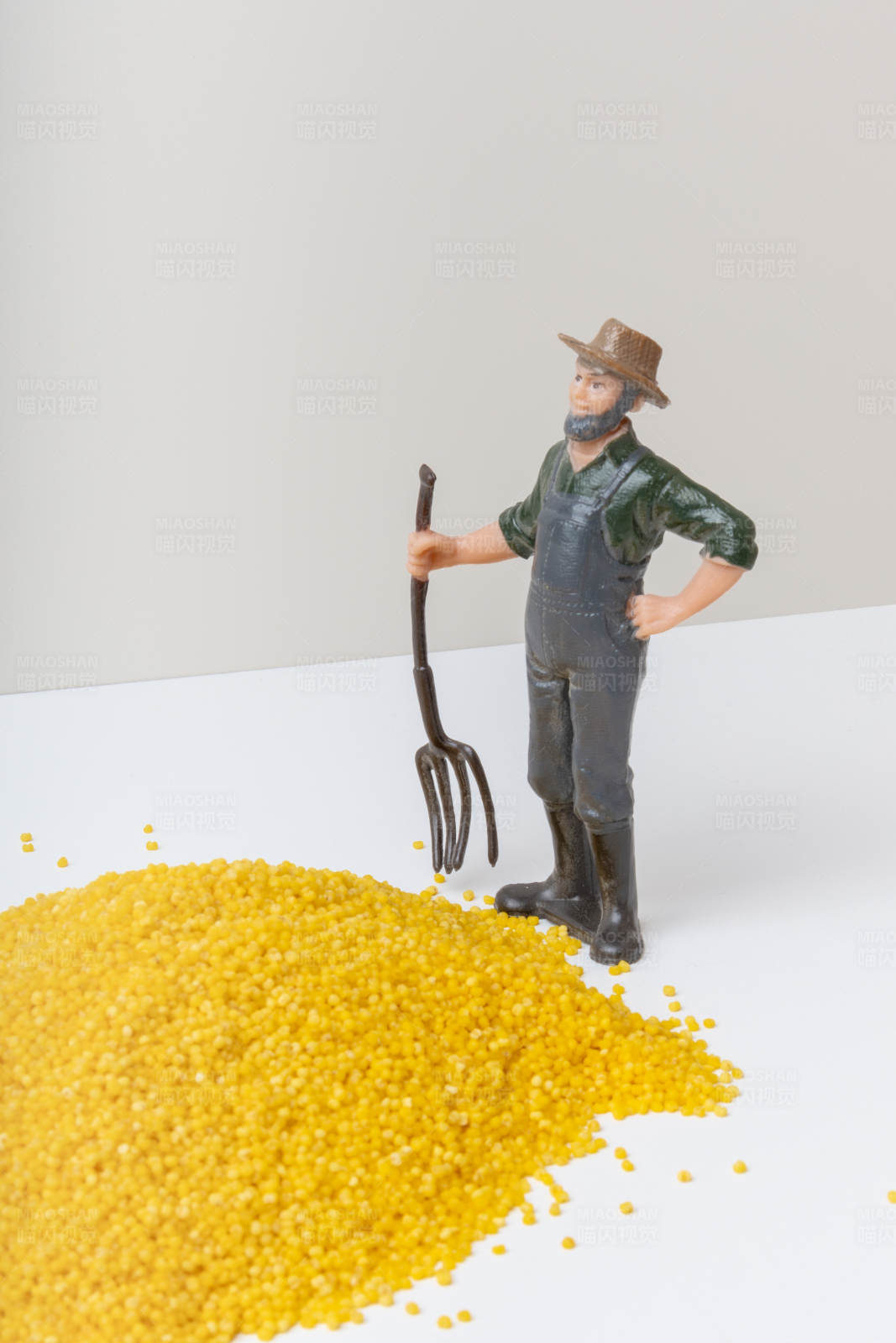 小农夫与谷物丰收图片