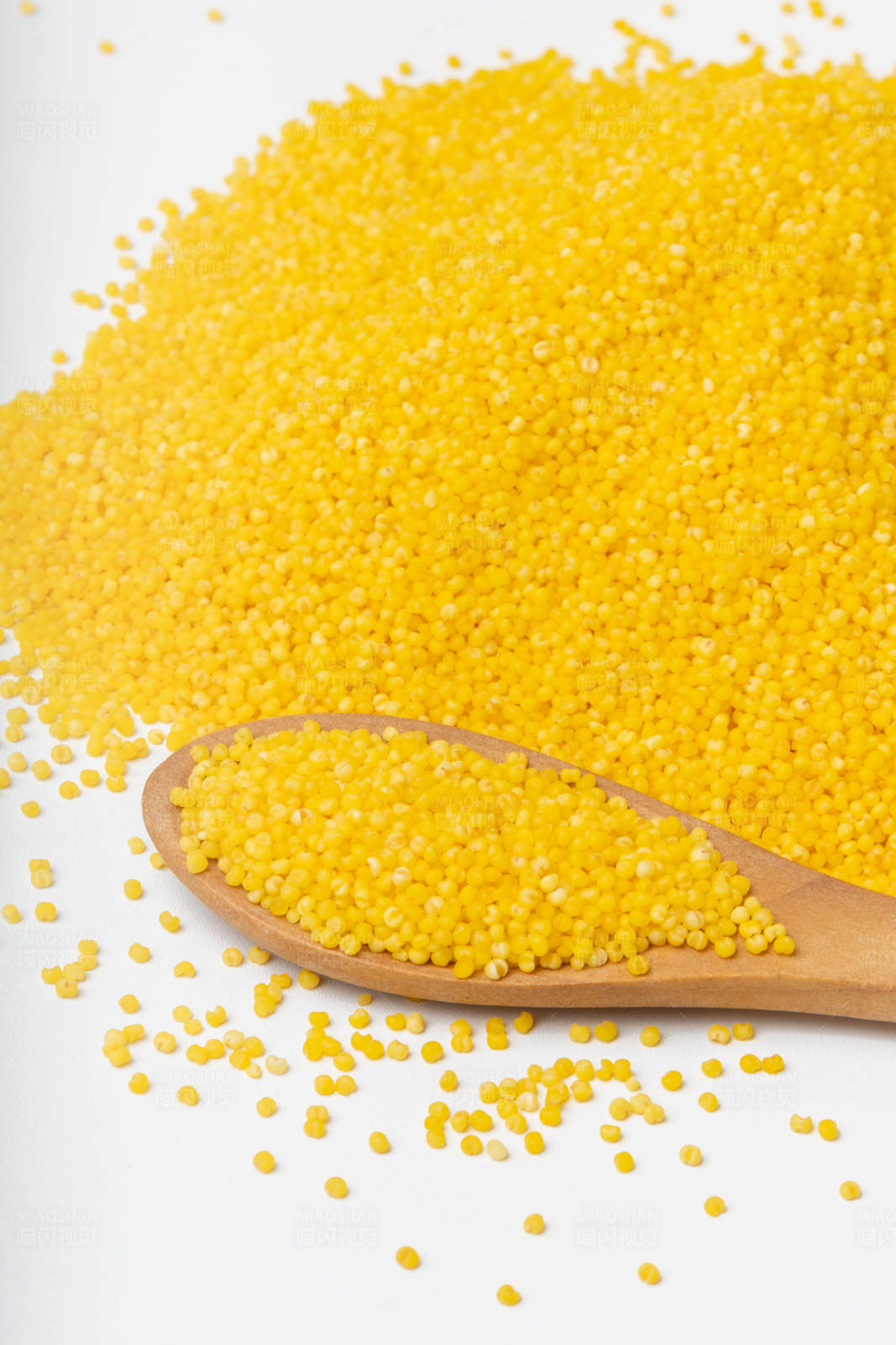 小米堆与木勺图片