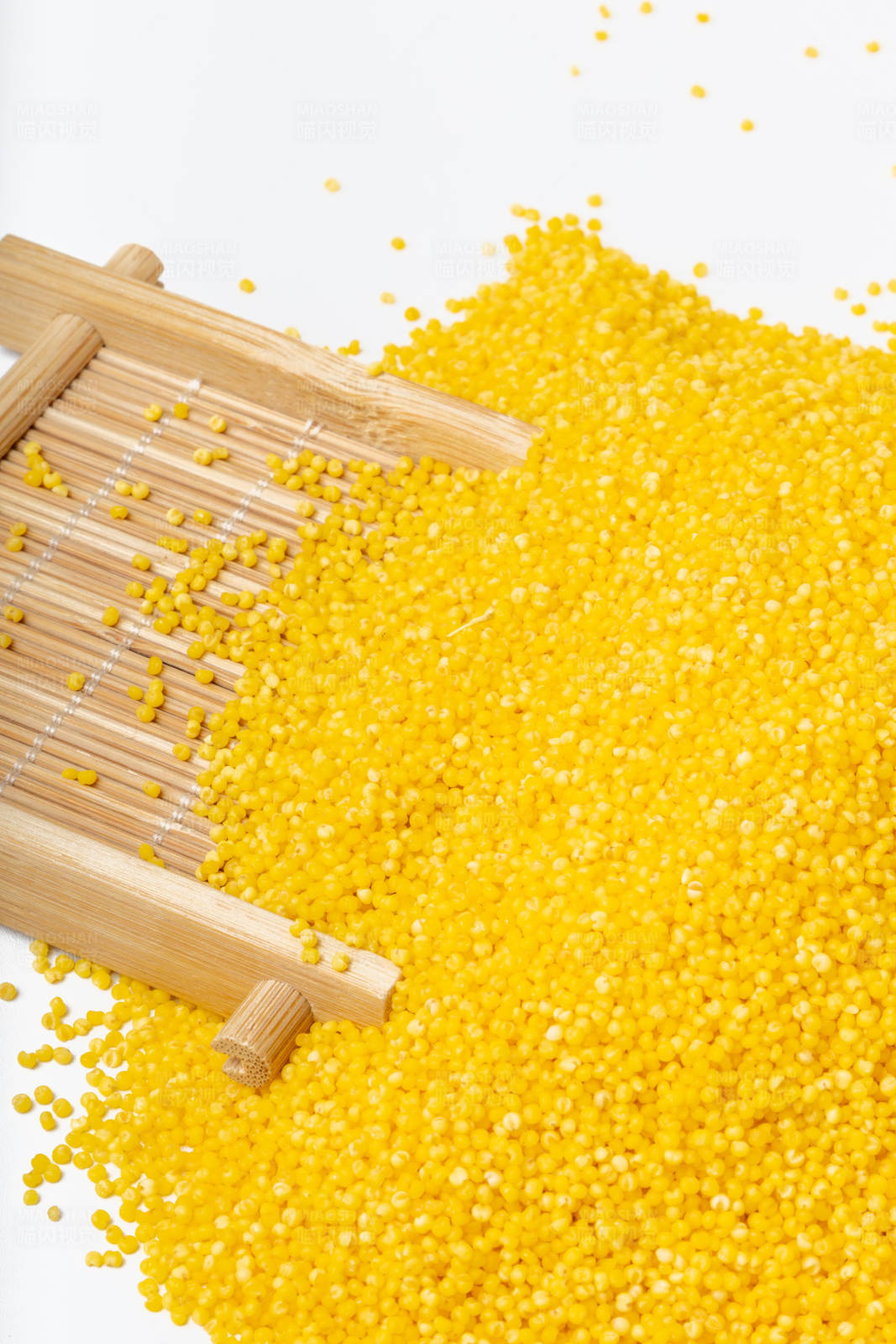 小米与竹筛图片